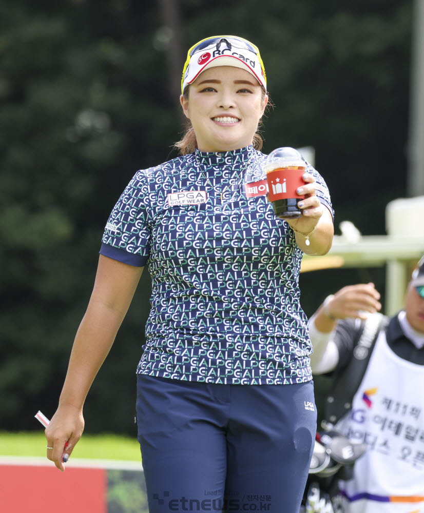 [포토]장하나, 시원한 음료수 마실래요