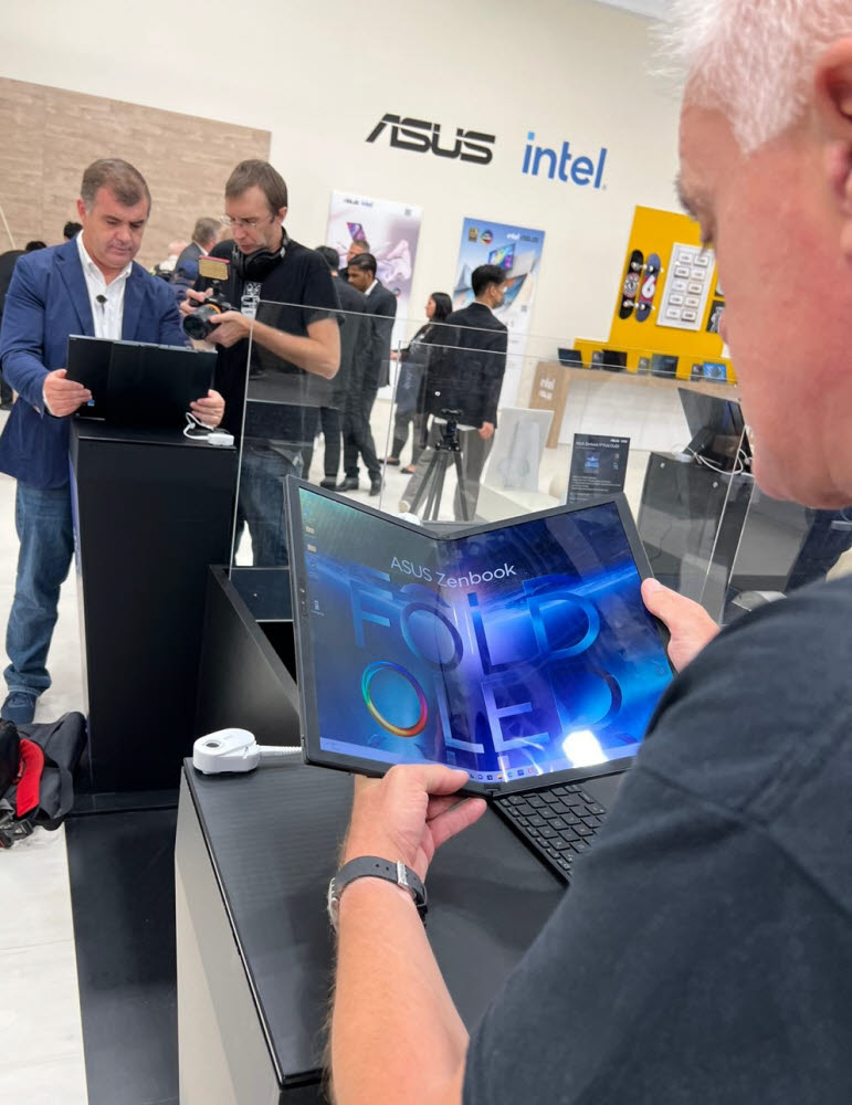 IFA 2022 에이수스 부스에서 한 관람객이 젠북 17 폴드 OLED를 살펴보고 있다.