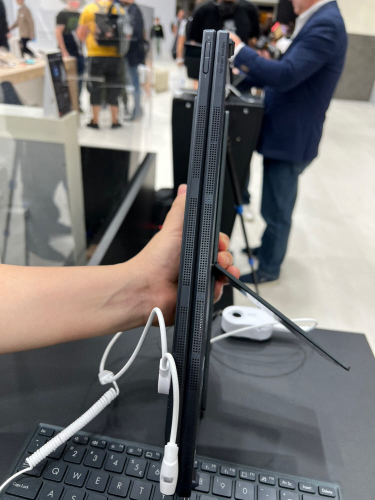 젠북 17 폴드 OLED를 완전히 접은 모습.