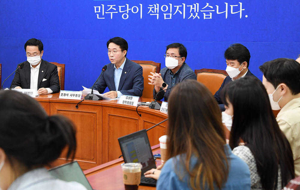 더불어민주당 조정식 사무총장이 4일 서울 여의도 국회에서 열린 기자간담회에서 발언하고 있다. 연합뉴스