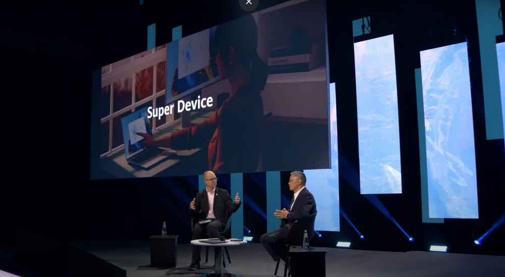 윌리엄 티안 화웨이 컨슈머비즈니스그룹 서유럽 법인장이 기조연설에서 슈퍼 디바이스를 소개하고 있다. (자료: IFA뉴스룸)