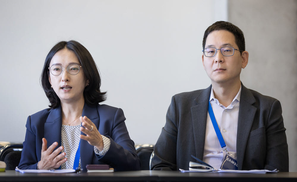 양혜순 삼성전자 생활가전사업부 부사장(왼쪽)과 박찬우 부사장이 독일 베를린 IFA 2022 현장에서 가진 브리핑에서 질문에 답하고 있다. [자료:삼성전자]