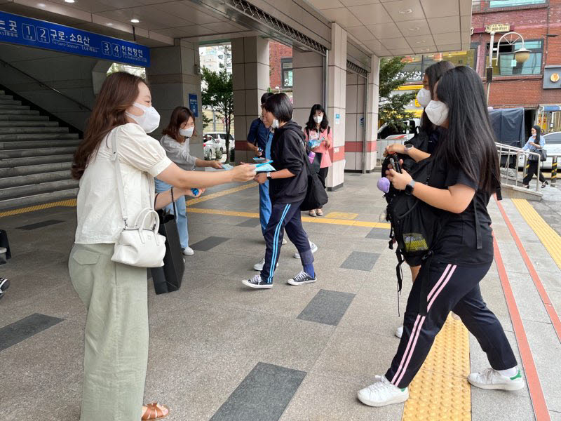 인천시교육청이 주안역과 제물포역에서 일하는 청소년을 위한 노동인권상담을 홍보하고 있다.