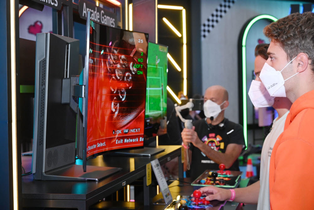 IFA 2022 LG전자 부스에서 관람객들이 LG 올레드 플렉스로 게임을 즐기고 있다. [자료:LG전자]