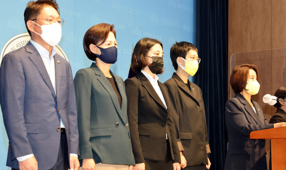 정의당 이은주 비상대책위원장과 의원들이 5일 오전 여의도 국회 소통관에서 당원 총투표 관련 의원단 합동 기자회견을 하고 있다. 오른쪽부터 이은주 비상대책위원장, 장혜영, 류호정, 강은미, 배진교 의원. 연합뉴스.