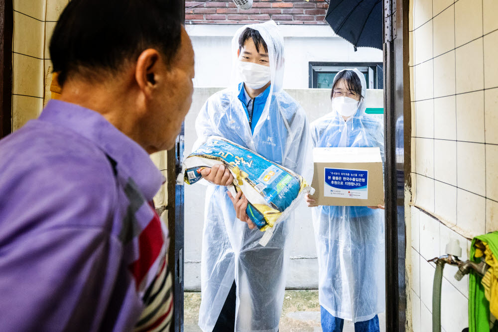 수출입은행 직원들이 5일 한 독거노인에게 식료품이 담긴 명절선물세트를 전달하고 있다.