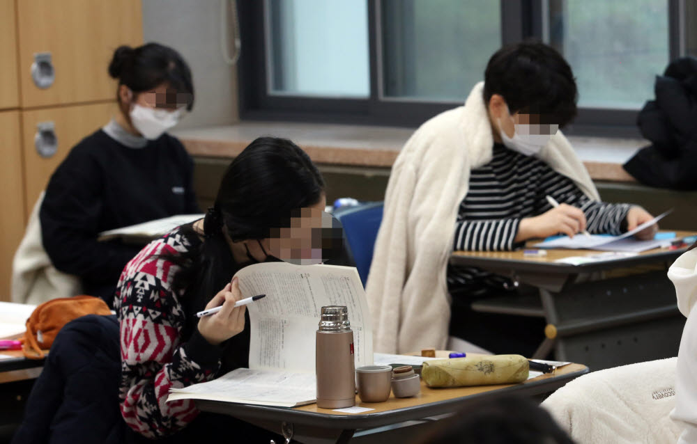 지난 해 대학수학능력시험을 치르던 학생들. 사진공동취재단