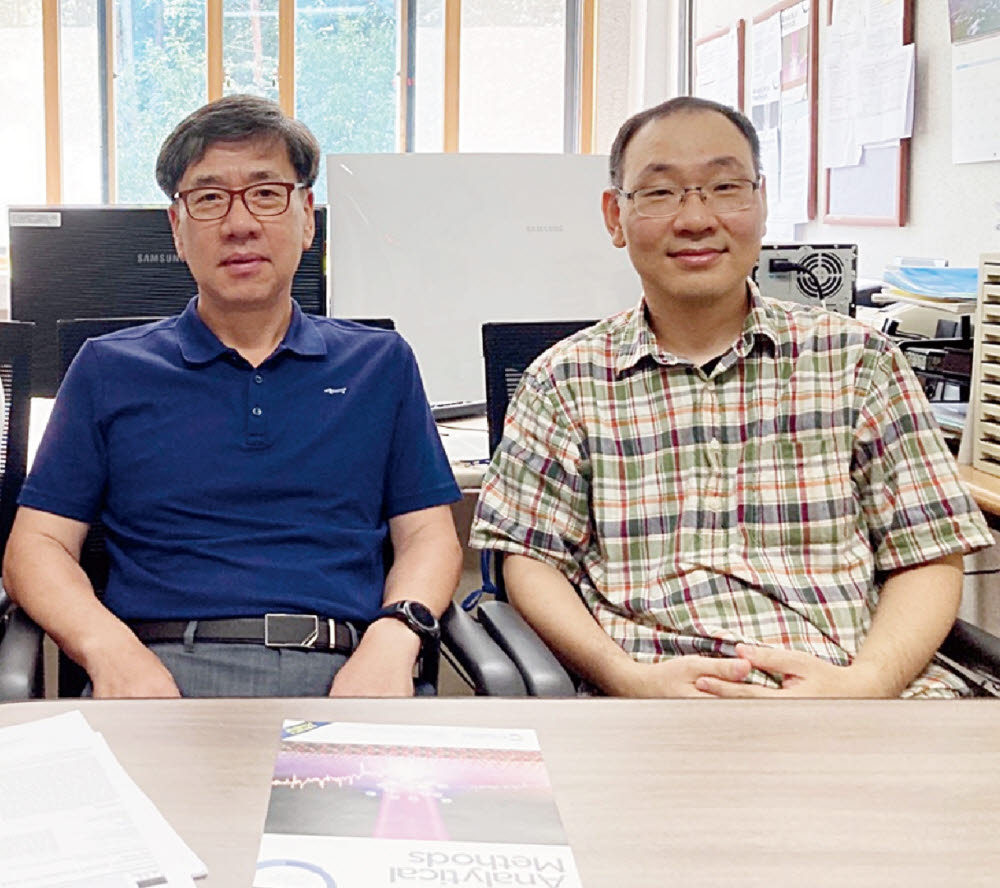 남상호(왼쪽),이용훈 목포대 교수.