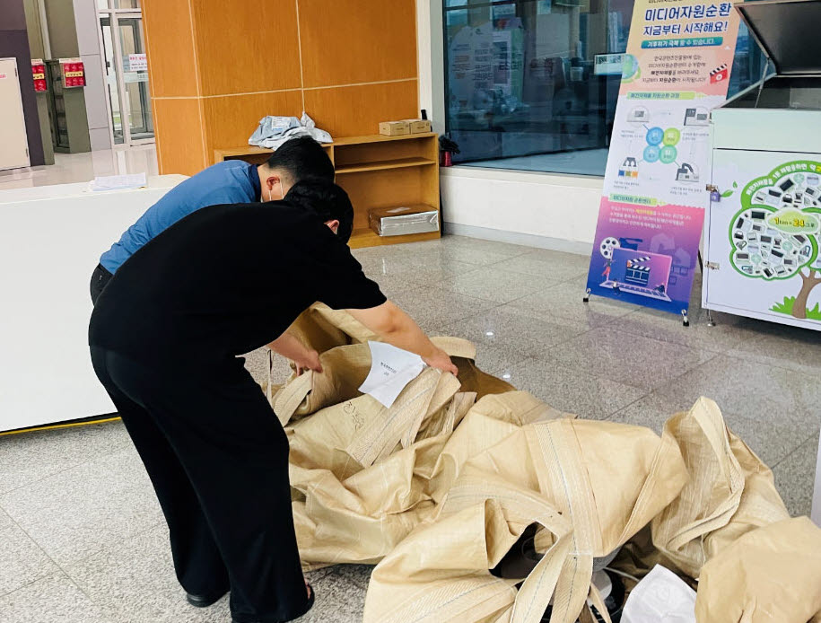 한국콘텐츠진흥원 직원들이 로비에 모인 폐전자기기를 회수하고 있다.