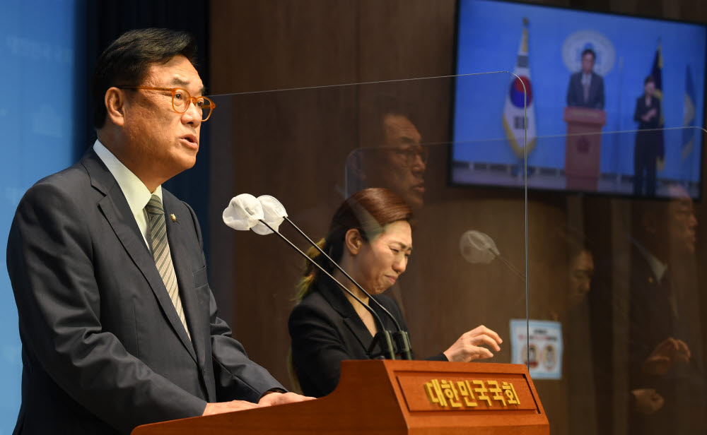 국민의힘 비상대책위원장직을 수락한 정진석 국회 부의장이 7일 오후 서울 여의도 국회 소통관에서 기자회견을 하고 있다. <연합뉴스>