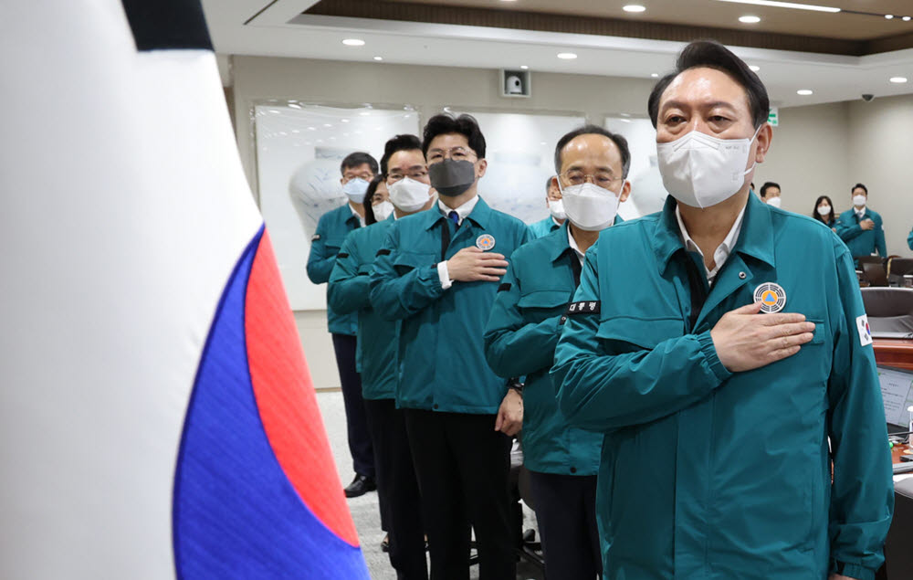 윤석열 대통령이 7일 서울 용산 대통령실 청사에서 열린 태풍 힌남노 피해상황 긴급점검 국무회의에서 국기에 경례하고 있다. 연합뉴스