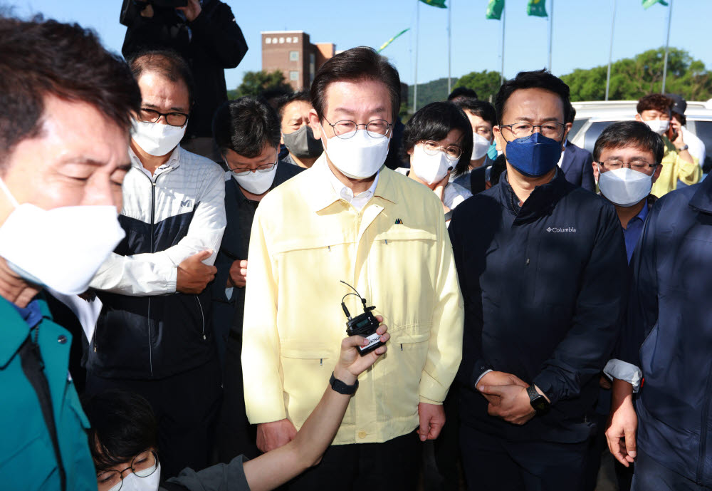 포항 태풍 피해지역 찾은 이재명 대표