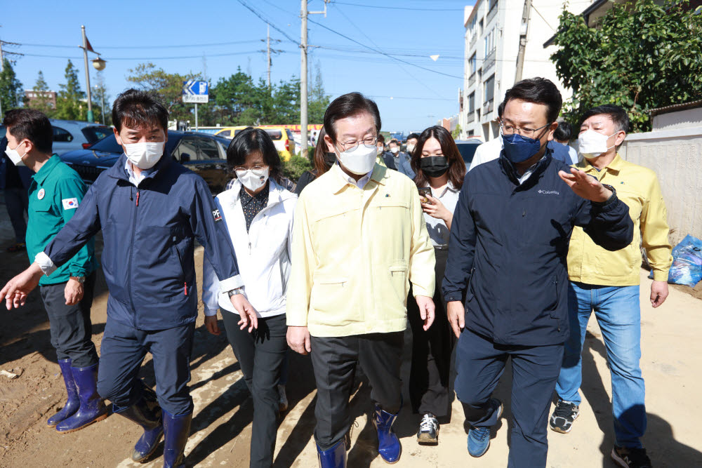 포항 태풍 피해지역 찾은 이재명 대표