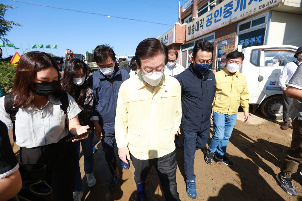 포항 태풍 피해지역 찾은 이재명 대표