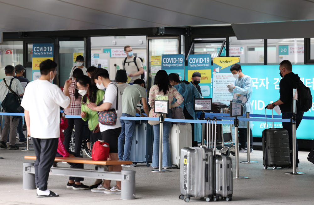 추석연휴 마지막 날인 12일 인천국제공항 코로나19 검사소가 이용객들로 붐비고 있다. 연합뉴스