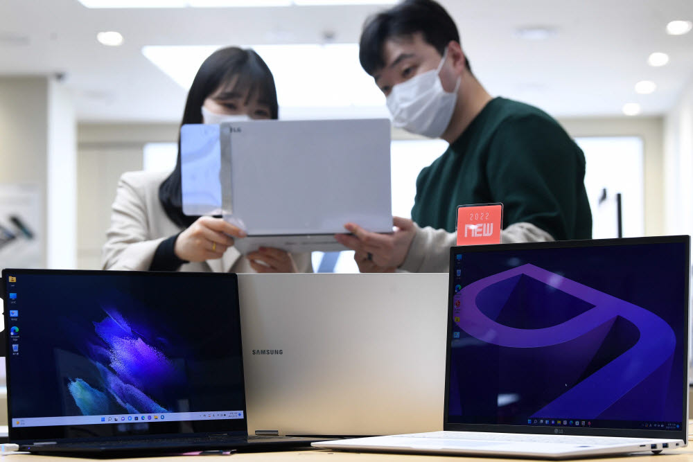 서울 용산구 전자랜드에서 고객이 노트북을 살펴보고 있다.(자료: 전자신문 DB)