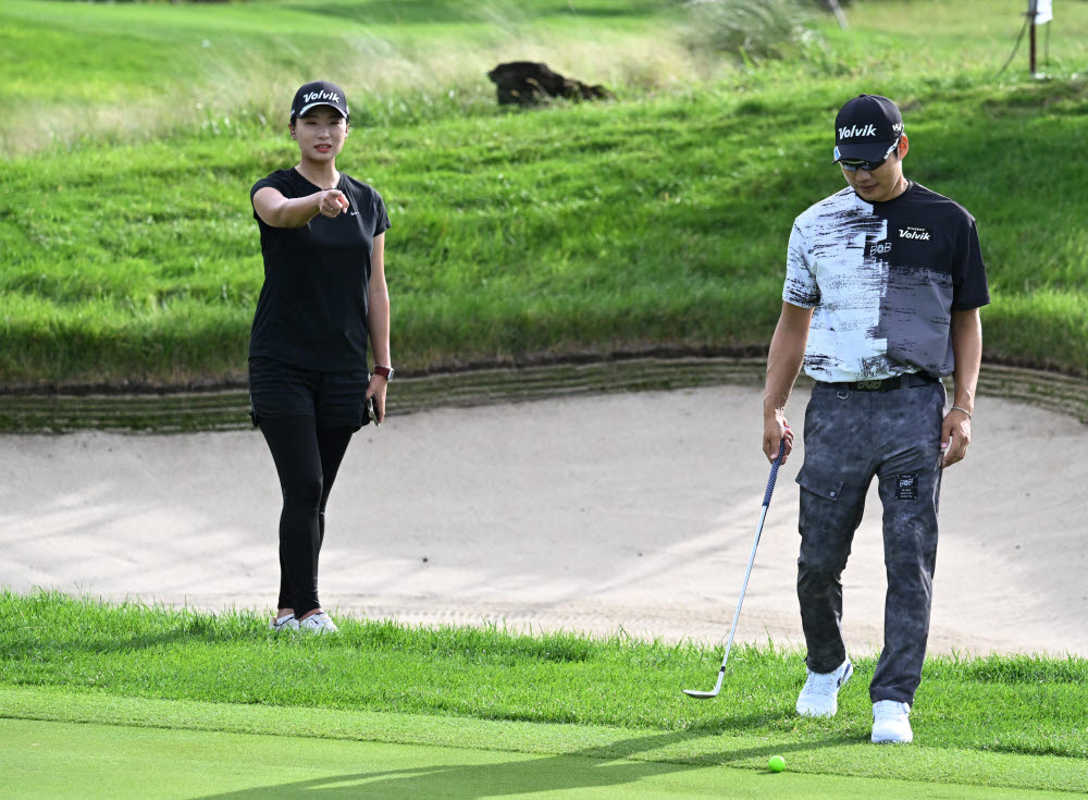 [포토]김민수, 퍼텅라인은 아내 캐디에게