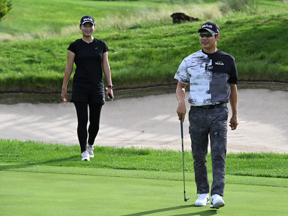 [포토]김민수, 퍼텅라인은 아내 캐디에게