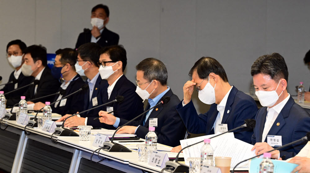 한덕수 국무총리가 자료를 살펴보고 있다.