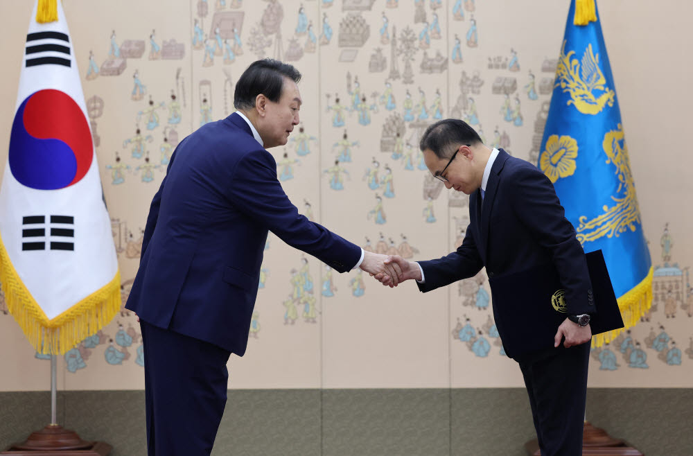 윤석열 대통령이 16일 오전 서울 용산 대통령실 청사에서 이원석 검찰총장에게 임명장을 수여한 뒤 악수하고 있다. 연합뉴스