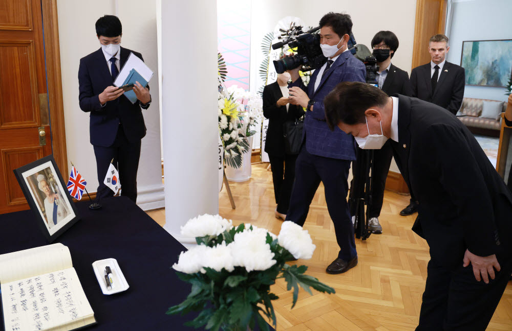 김진표 국회의장은 16일 주한 영국대사관을 찾아 故 엘리자베스 2세 영국 여왕을 조문했다.