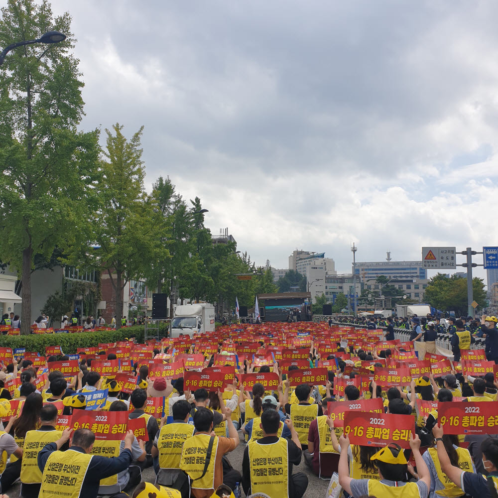 16일 서울 용산구 삼각지역 인근에서 전국금융산업노동조합(금융노조)이 총파업 집회를 열고 있다.