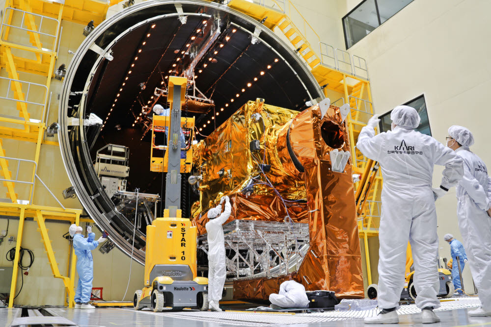 항우연 위성시험동 내 궤도환경시험실에서 연구진들이 위성의 열진공시험을 준비중인 모습. 사진=한국항공우주연구원