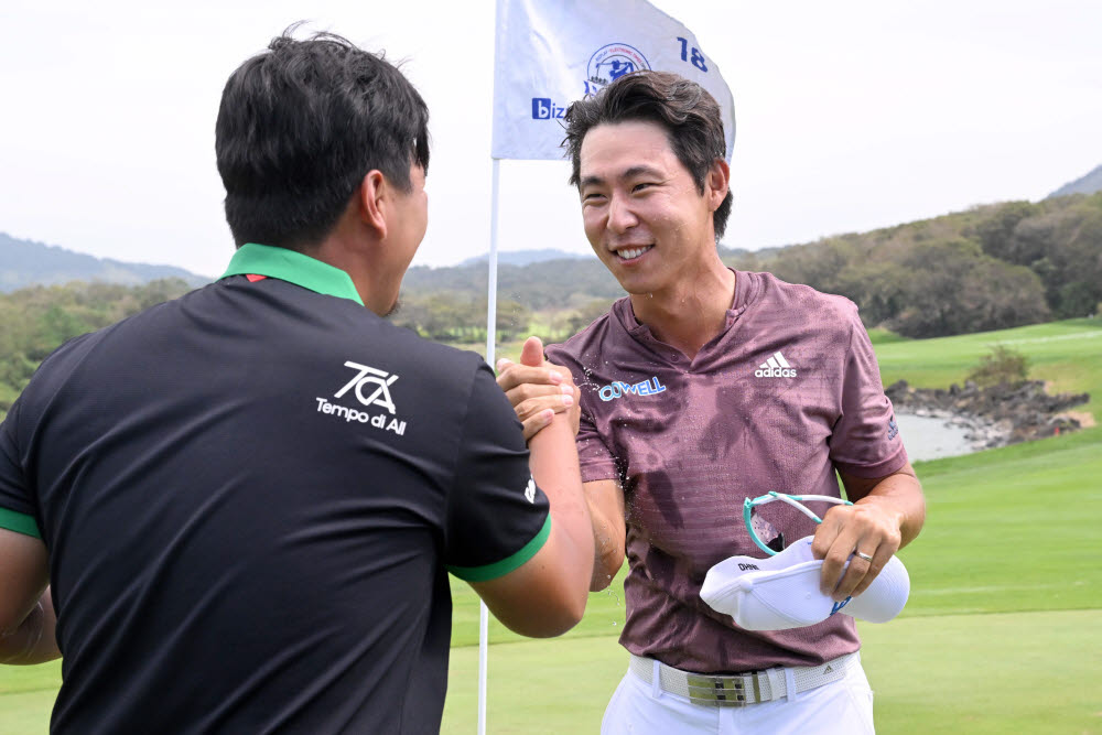 [포토]'끝까지 아름다운 승부'...동료 선수와 인사하는 최진호