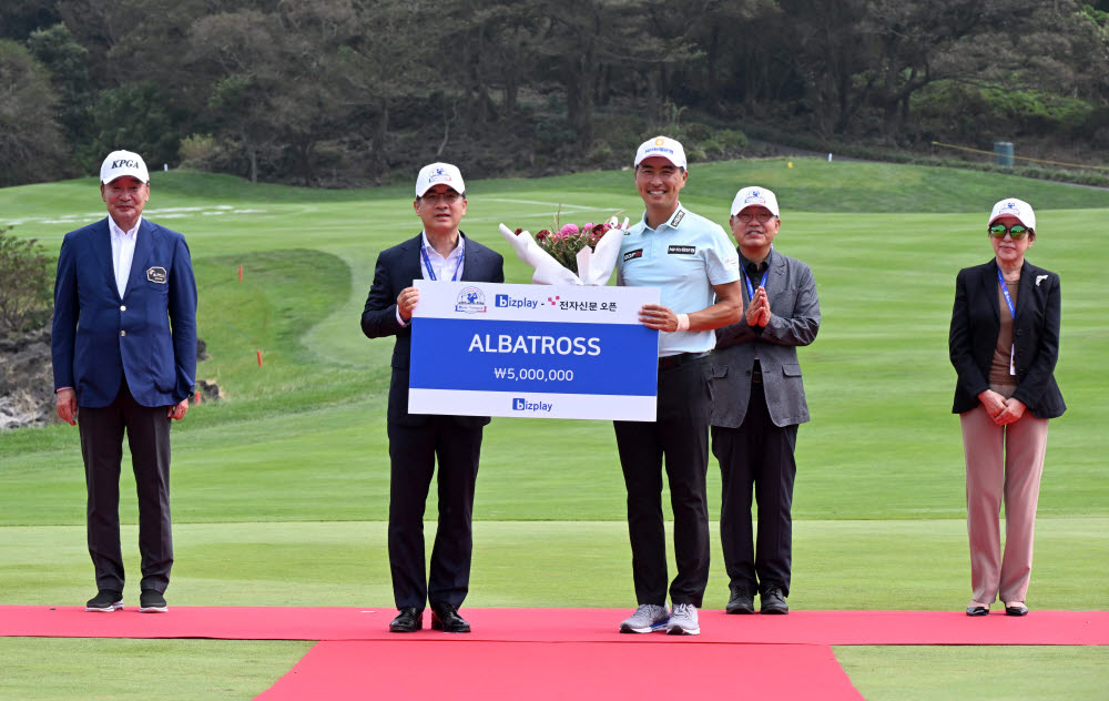 김홍기 비즈플레이 대표가 알바트로스를 기록한 문경준 선수에게 상금을 전달하고 있다.