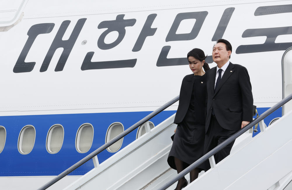 윤석열 대통령과 부인 김건희 여사가 18일(현지시간) 영국 런던 스탠스테드공항에 도착, 공군 1호기에서 내리고 있다. 연합뉴스