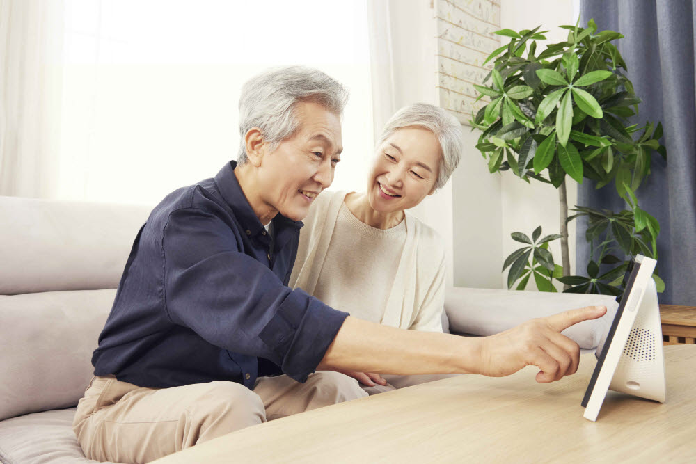 고령층 이용자가 더 커진 디스플레이가 탑재된 누구 네모 2를 이용하고 있다.