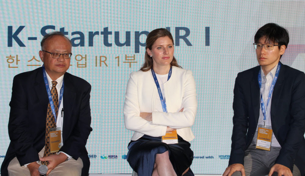 U.S. investment experts answer questions from reporters at the Korea-US Startup Summit held at Pier 17 in New York on the 21st (local time).  From left, Frank Lee, Investment Director at Applied Ventures, Christine Bannon, Investment Director at SoftBank Investment Advisors, and Ray Chung, Partner at Millennium Technology Value Partners. (Joint Foundation)