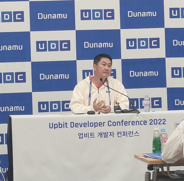이석우 두나무 대표가 22일 부산 UDC 2022 행사에서 열린 열린 기자간담회에서 질의응답을 진행하고 있다.