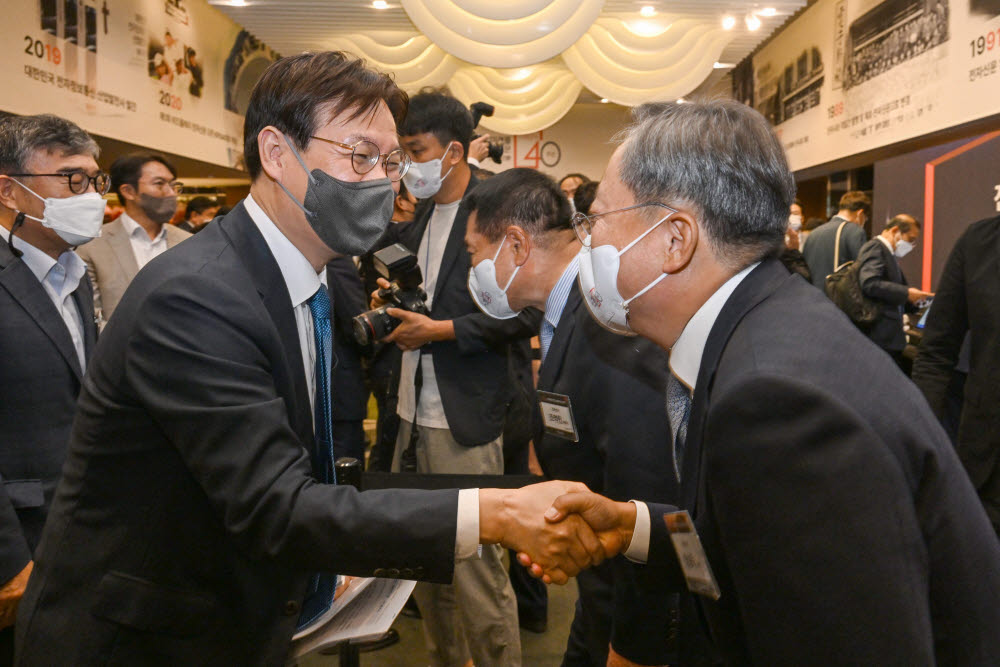 이관섭 대통령비서실 국정기획수석이 양승욱 전자신문 대표와 인사를 나누고 있다.