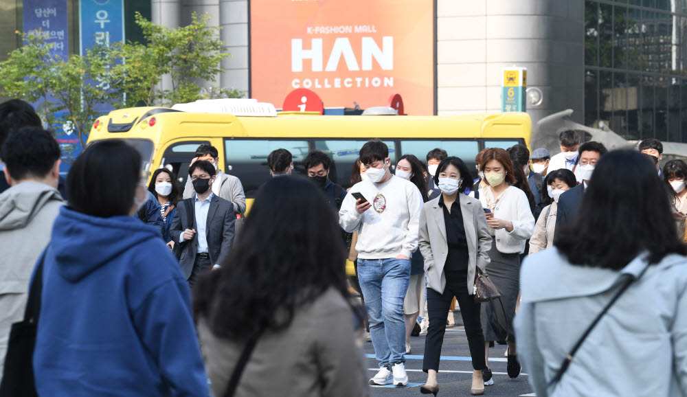 서울 세종대로 사거리에서 직장인들이 출근을 하고 있다. 박지호기자 jihopress@etnews.com
