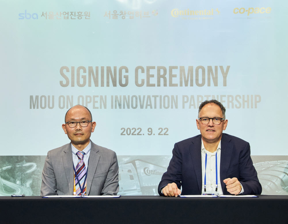 마틴 큐퍼스 콘티넨탈 코리아 대표(오른쪽)와 김종우 서울산업진흥원 창업본부장이 오픈 이노베이션 위한 업무협약(MOU)를 체결했다.