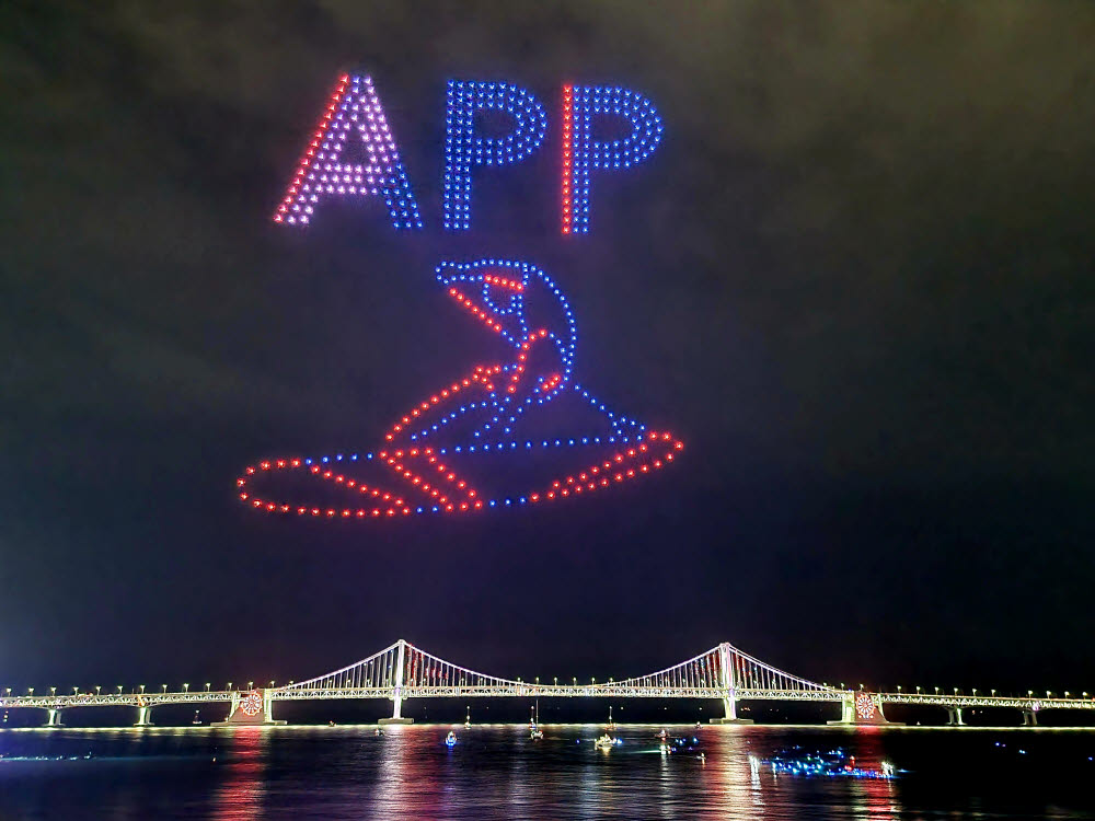 23일, APP 월드투어 부산 썹 오픈 개최를 축하하는 드론쇼가 펼쳐졌다. 사진=KAPP(대한 패들서프 프로협회)