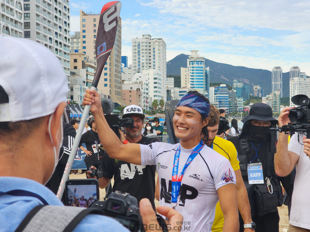 라이 타쿠치(일본)가 남자 단거리 300m 결승전에서 1위로 결승선을 통과한 뒤 웃고있는 모습.