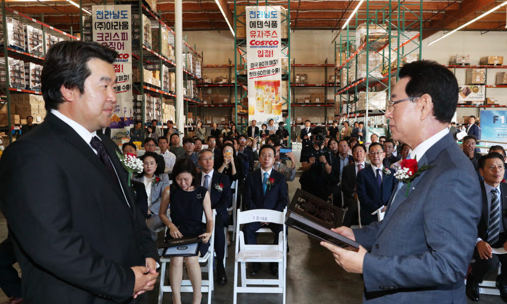 김영록 전라남도지사가 23일 미국 로스앤젤레스(LA)에서 전국 지자체에선 처음으로 정식 개장한 전남산 농수산식품 전문 온라인 쇼핑몰 남도장터US를 둘러보고 있다.