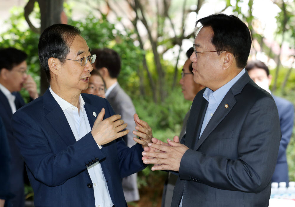 한덕수 국무총리와 국민의힘 정진석 비상대책위원장이 25일 서울 종로구 총리공관에서 열린 제4차 고위당정협의회에서 대화하고 있다.