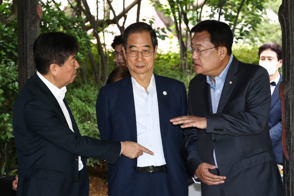 김대기 대통령비서실장(왼쪽부터)과 한덕수 국무총리, 국민의힘 정진석 비상대책위원장이 25일 서울 종로구 총리공관에서 열린 에서 대화하고 있다.