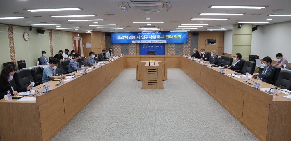 Jeollanam-do held a strategic meeting of experts in relation to attracting ultra-powerful laser research facilities to Jeollanam-do held at the Jeollanam-do Office Jeongcheolsil in July.