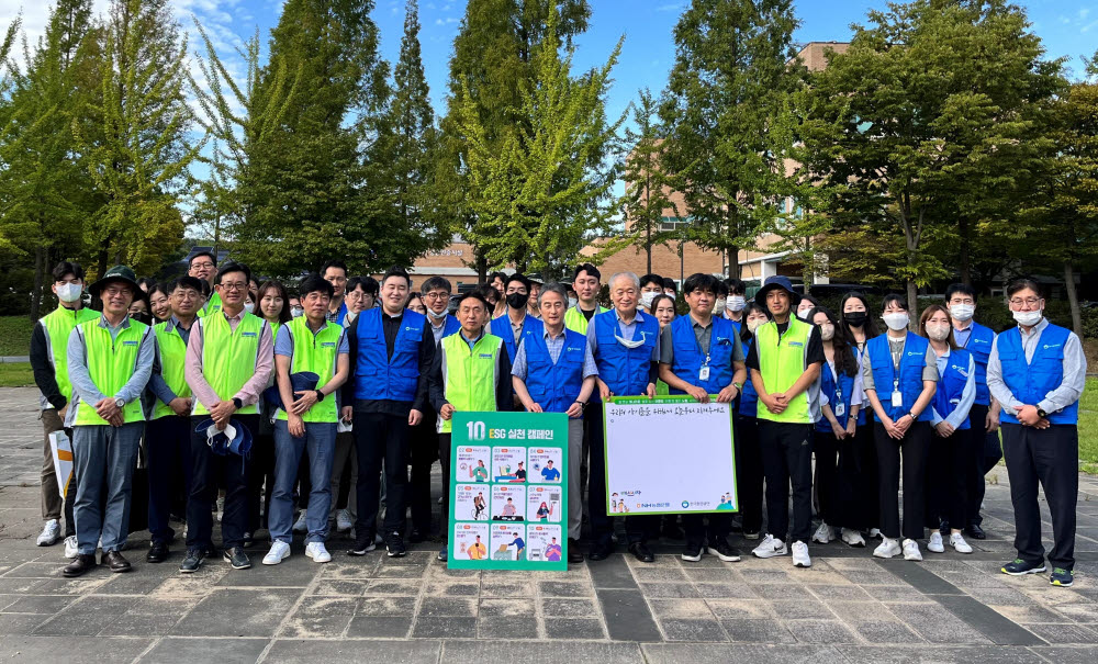 지난 23일 인천 아라뱃길에서 NH농협은행과 한국환경공단 임직원들이 플로깅 환경 정화활동과 온실가스 감축을 위한 시민 참여 캠페인 실시 전 기념촬영했다.