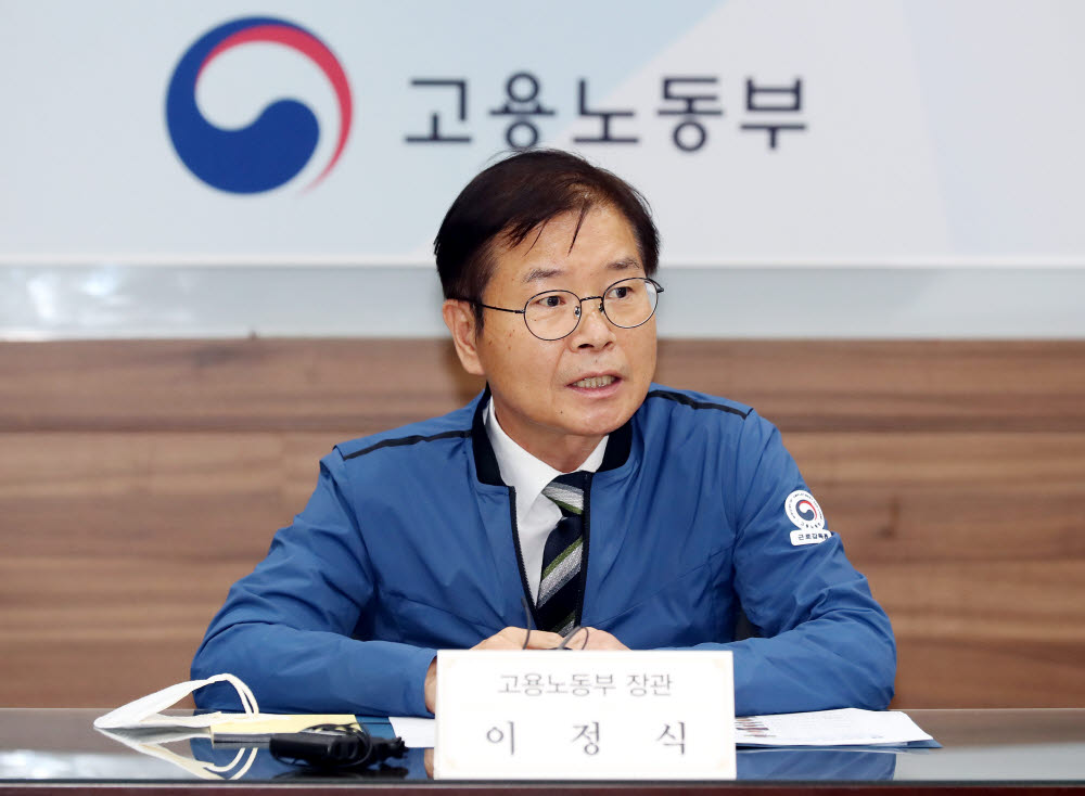 (인천=연합뉴스) 윤태현 기자 = 이정식 고용노동부 장관이 31일 오후 인천시 남동구 신한다이아몬드공업에서 열린 특별연장근로 제조업 근로자 현장 간담회에서 인사말을 하고 있다. 신한다이아몬드공업은 다이아몬드공구 생산업체다. 2022.8.31 tomatoyoon@yna.co.kr