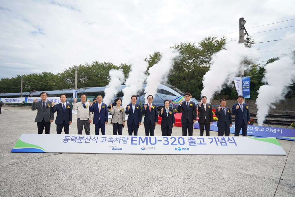 현대로템 창원공장에서 열린 동력분산식 고속차량 EMU-320 출고 기념식 행사에서 박완수 경남도지사(왼쪽에서 여섯 번째), 김영선 국민의힘 의원(〃여덟 번째), 구자천 창원상공회의소 회장(〃 네 번째), 노정연 부산고등검찰청 검사장(〃 다섯 번째), 김민태 국토교통부 철도운영과장(〃 아홉 번째), 안경원 창원시 제1부시장(〃 첫 번째), 최진석 한국철도학회장(〃 열 번째), 이선관 한국철도공사 경영기획본부장(〃 열한 번째), 김형성 SR 기술본부장(〃 열두 번째), 이승구 한국철도차량엔지니어링 이사장(〃 두 번째), 이용배 현대로템 사장(〃 일곱 번째) 등 관계자들이 기념촬영을 하고 있다.