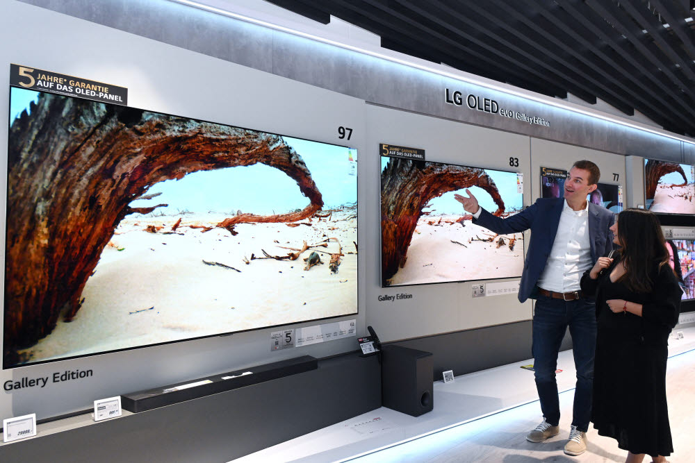 독일 베를린 소재 미디어마크트 알렉사 매장에서 고객들이 세계 최대 97형 LG 올레드 TV를 살펴보고 있다. [자료:LG전자]