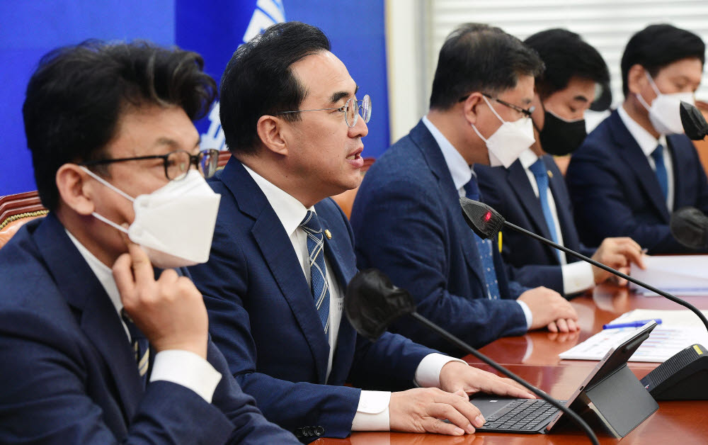Park Hong-geun, floor leader of the Democratic Party of Korea, speaks at a meeting of the floor plan held at the National Assembly on the 27th.  yunhap news.