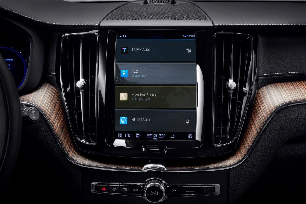 티맵(TMAP)을 탑재한 볼보의 인포테인먼트 시스템 화면.