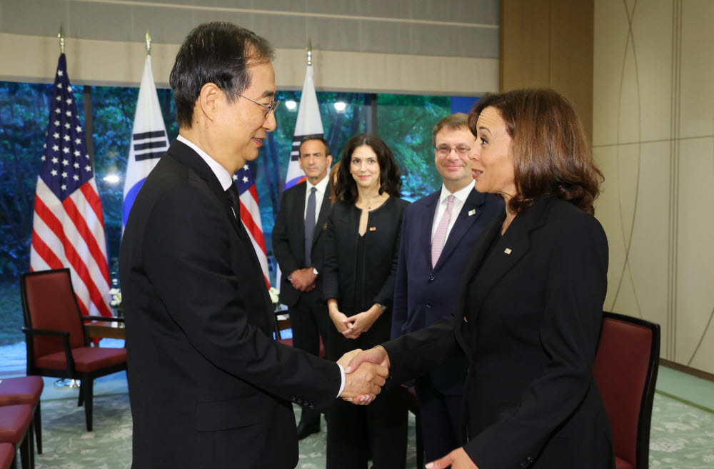 (서울=연합뉴스) 고(故) 아베 신조(安倍晋三) 전 일본 총리의 조문사절단 단장인 한덕수 국무총리가 27일 일본 도쿄 오쿠라 호텔에서 역시 국장 참석차 일본을 찾은 카멀라 해리스 미국 부통령과 악수하고 있다. 2022.9.27 [총리실 제공. 재판매 및 DB 금지] photo@yna.co.kr