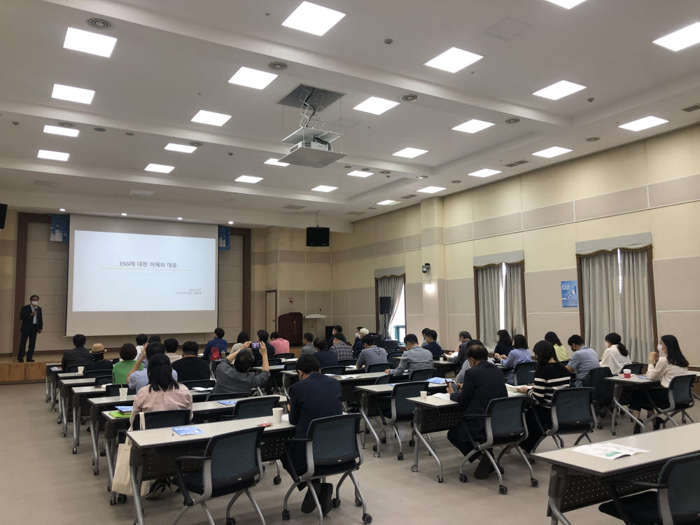 한국산업단지공단 광주지역본부는 27일 청사 8층 대회의실에서 광주권 산업단지 기업 및 유관기관 임직원 50여명을 대상으로 2022 광주산단 입주기업 ESG 경영확산 세미나를 개최했다.